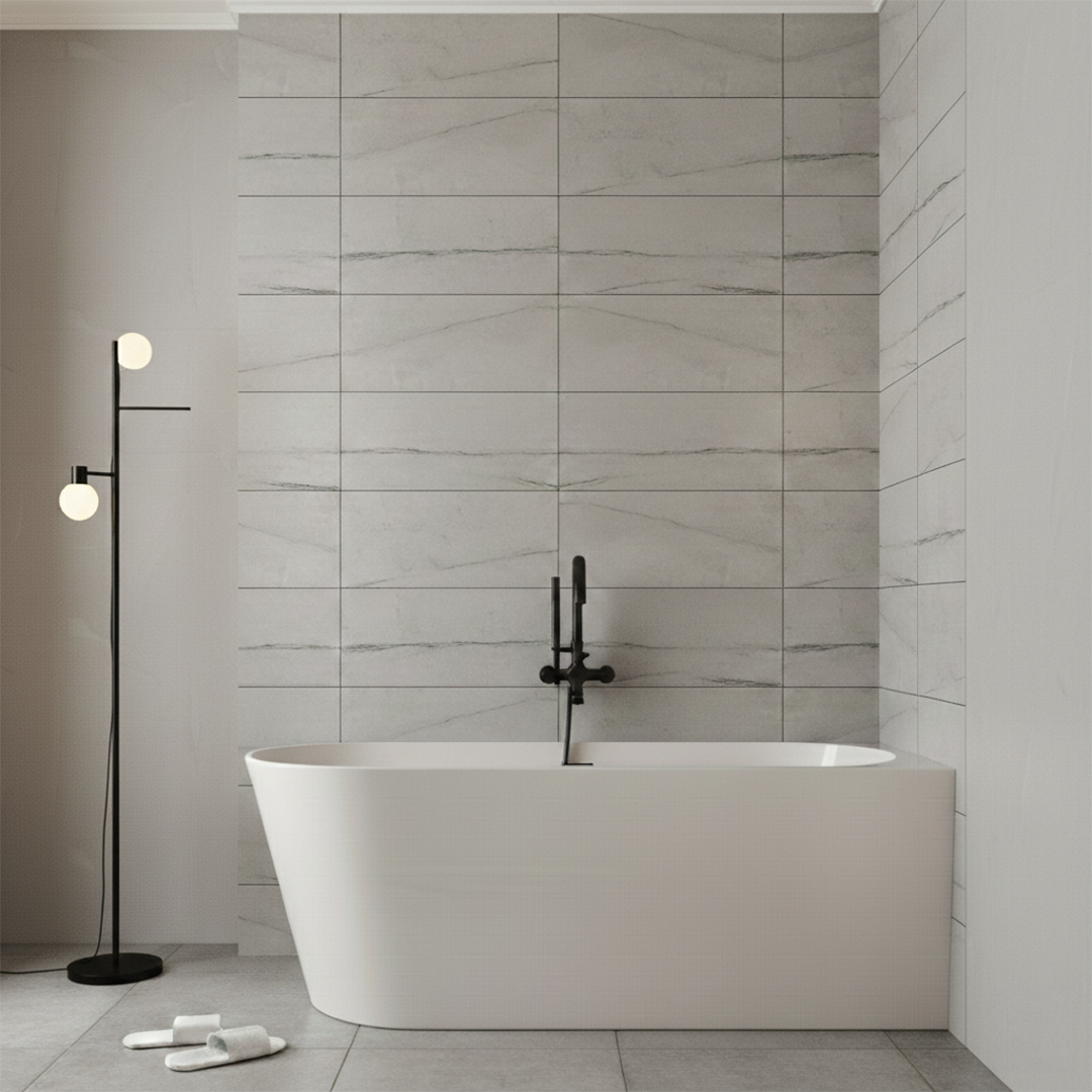 Wanna przyścienna w małej łazience 4–6 m²