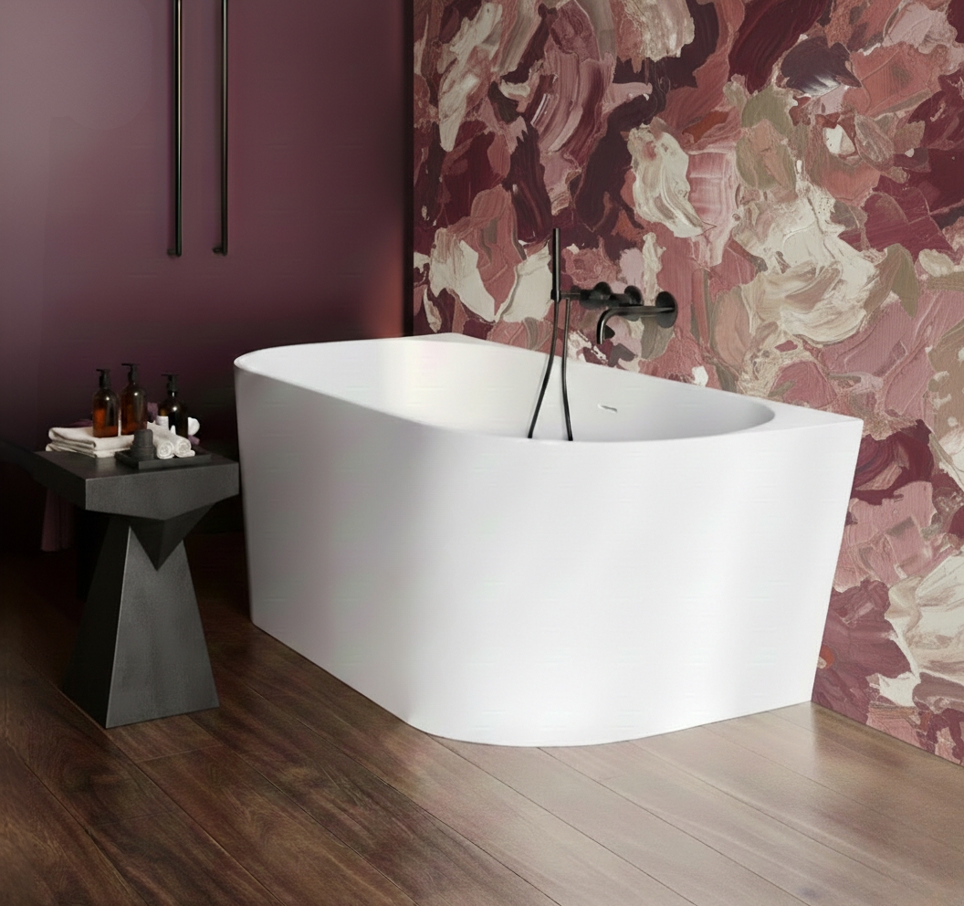 Wanna wolnostojąca przy ścianie w aranżacji nowoczesnej łazienki łączy funkcjonalność montażu przyściennego z eleganckim, minimalistycznym designem.